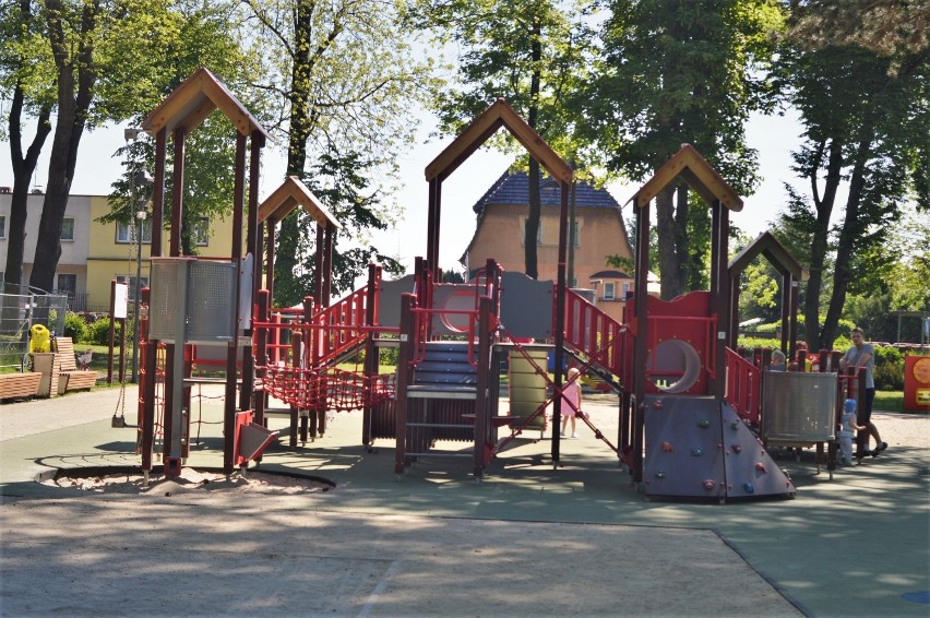 Zakaz obowiązuje na placu zabaw w parku domu kultury