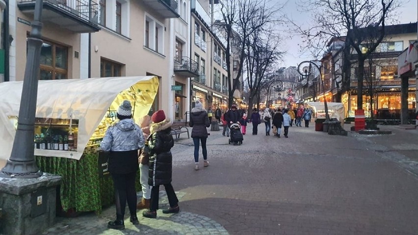 Zakopane. Góralski deptak świeci pustkami - wszyscy odpoczywają po długim weekendzie. Niebawem miasto znów czeka najazd 