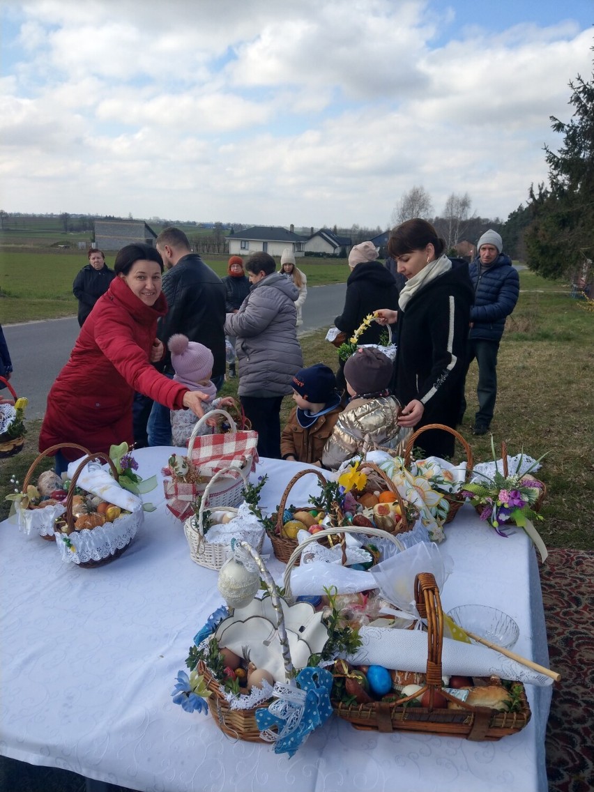 Święcenie pokarmów i procesja rezurekcyjna w parafii w Czarnożyłach