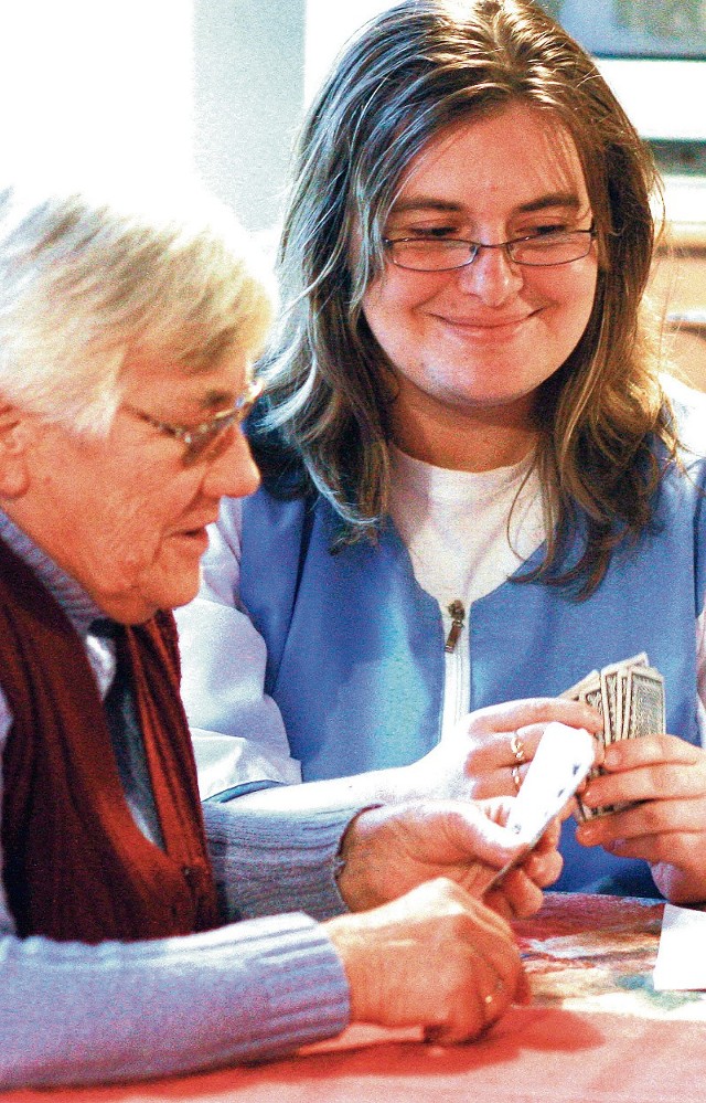 Aleksandra Ogonowska (z lewej) lubi grać w karty z opiekunką Bożeną Lewandowską w domu pomocy w Jeleniej Górze