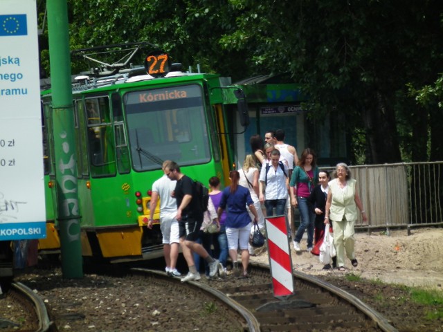 Tramwaje linii wahadłowej nr 27 nie jeździły z Kórnickiej do Orlego Gniazda przez ponad godzinę. Pasażerowie musieli korzystać z autobusów zastępczych "za tramwaj"