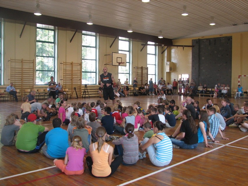 Marcin Gortat uczy koszykówki dzieci komandosów w Lublińcu [ZDJĘCIA]