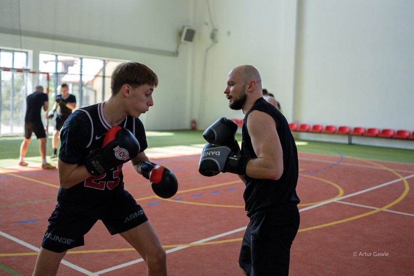 Mariusz Wach w Tarnowie. Pokazowy trening utytuowanego pięściarza podczas dnia otwartego Global Boxing w Tarnowie. 