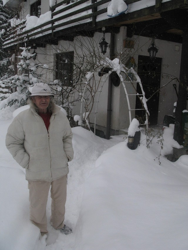 Adam Stachowski bardzo często gości u siebie na podwórku dzikie zwierzęta z Tatr