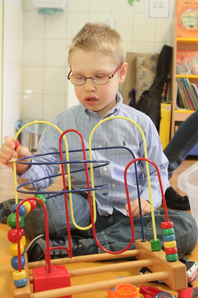 Oskar chodzi do specjalistycznego przedszkola Kamyczkowo w Łodzi. Tam uczy się i bawi z rówieśnikami