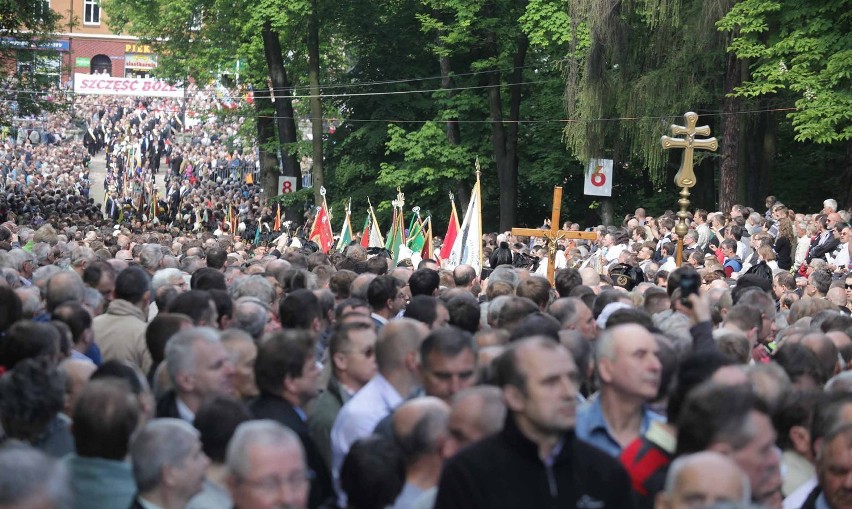 Pieszo, na rowerze, samochodem lub autobusem - mężczyźni i...