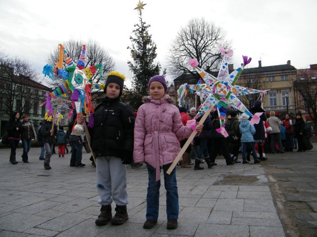 Dominika Leszczyńska i Kacper Żółciński wsplnie z koleżankami ubierali miejską choinkę