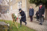 Obchody 78. rocznicy zakończenia okupacji hitlerowskiej w Gorlicach. Pod Sklarczykówką,  domem pamięci Wilhelma Macha złożono kwiaty