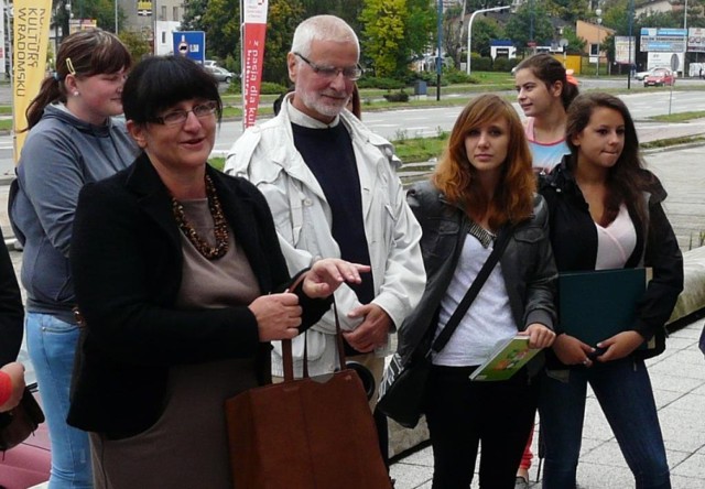 Agnieszka Kuligowska (z lewej)  podczas jednego ze spacerów. We wrześniu radomszczanie podążali "Śladami Żydów w Radomsku"