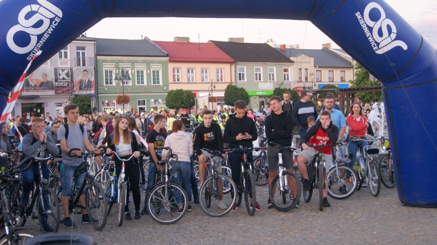 Nocny przejazd rowerowy w Skierniewicach zgromadził tłumy [ZDJĘCIA, FILM]