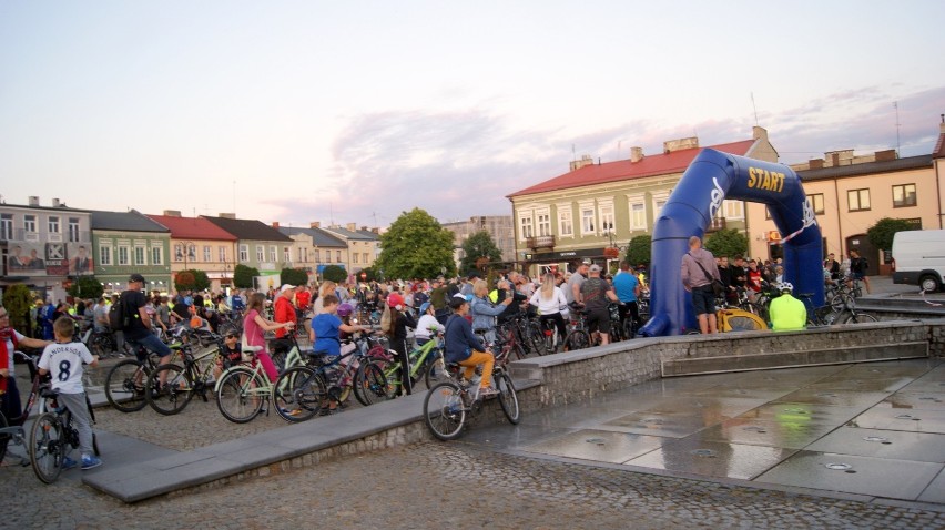 Nocny przejazd rowerowy w Skierniewicach zgromadził tłumy [ZDJĘCIA, FILM]