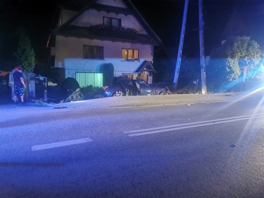 Podhale. BMW wjechało w ogrodzenie, kierowca uciekł. Szuka go policja 