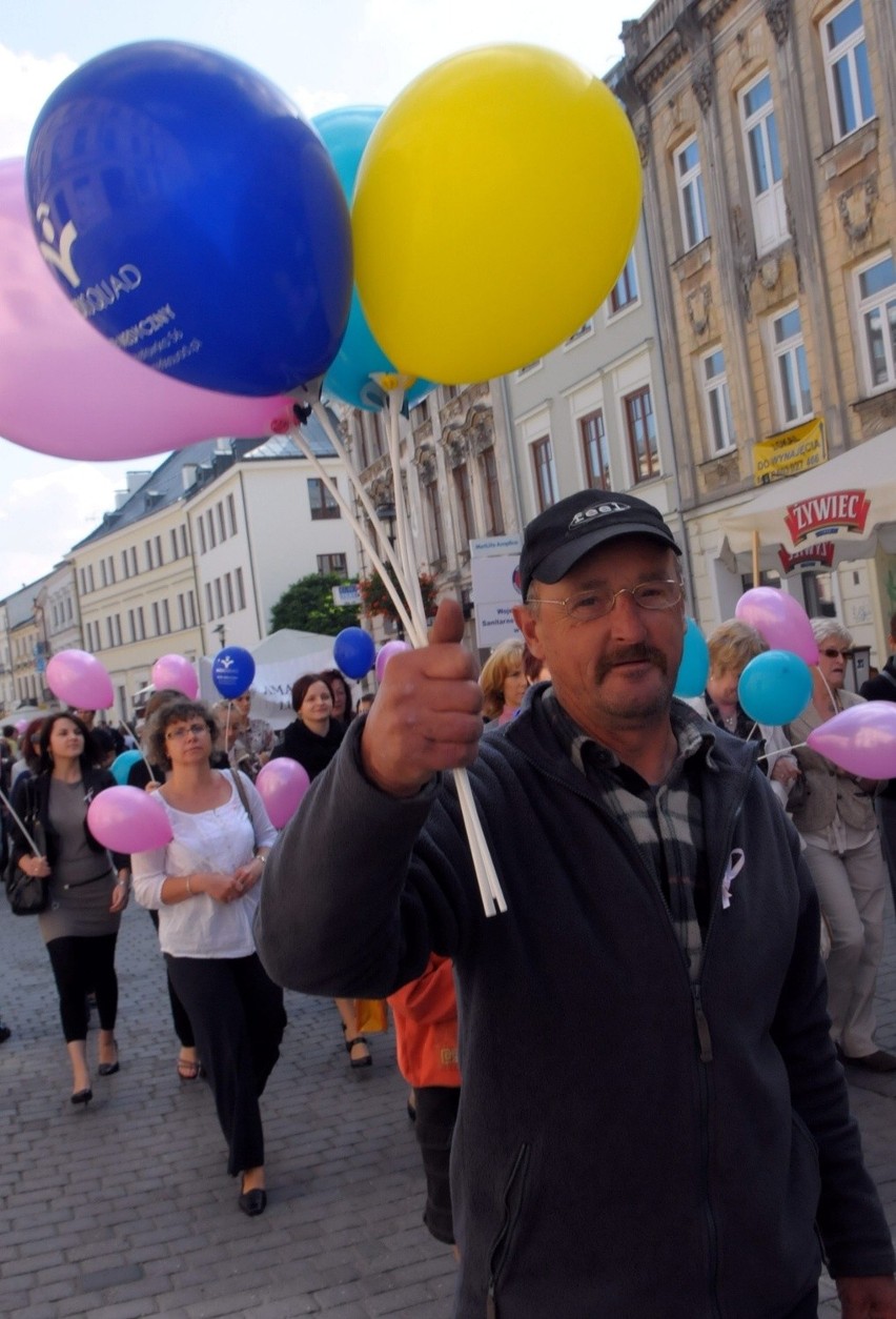 Marsz Różowej Wstążki spod ratusza na pl. Litewski (FOTO)