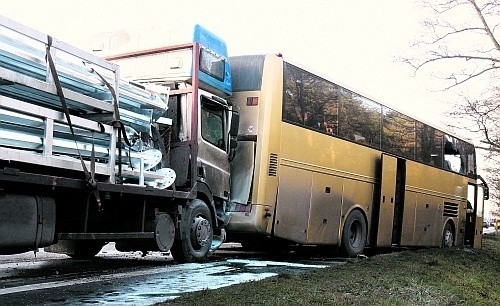 Ciężarowy daf uderzył w tył autobusu, którym podróżowali funkcjonariusze BOR
