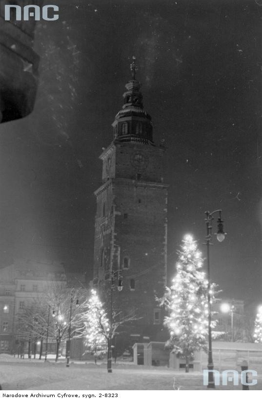 Kraków. Wieża ratusza - widok zewnętrzny nocą....