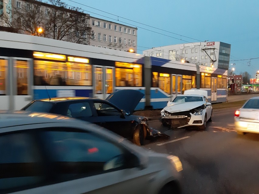 Wypadek na mostach Warszawskich we Wrocławiu [ZDJĘCIA]