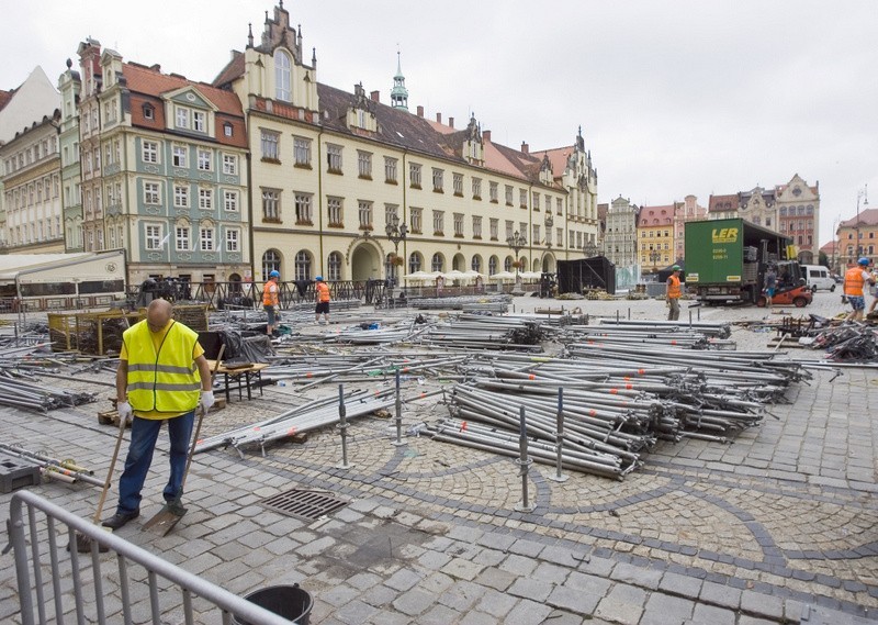 Wielkie sprzątanie Rynku: Trwa demontaż strefy kibica (ZDJĘCIA)