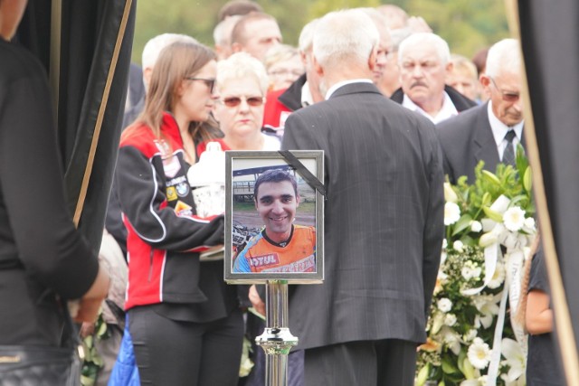 W sobotę na cmentarzu komunalnym we Wrześni rodzina, przyjaciele, znajomi i fani sportu pożegnali Łukasza Lonkę, wielokrotnego mistrza Polski w motocrossie. 29-latek zmarł w środę w szpitalu w Lublinie po wypadku na torze motocrossowym w Nowodworze koło Lubartowa.

Zobacz zdjęcia --->