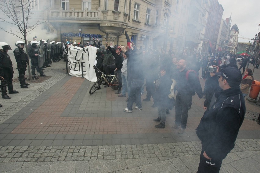 Zadyma w Katowicach: Antyfaszyści starli się z policją na marszu narodowców