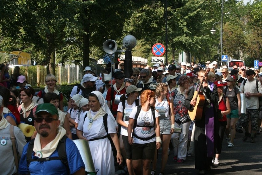 Cztery tysiące pielgrzymów z Rybnika jest już w drodze na Jasną Górę [ZDJĘCIA]