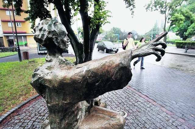 Pomnik Jana z Głogowa stoi przy alei Wolności, w samym centrum miasta