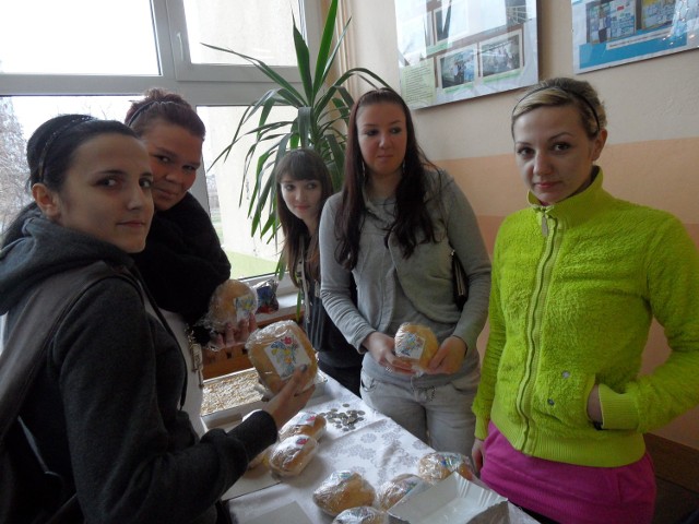 Dagmara Puchalska i Ola Chachulska z klasy 3cT chwalą potrawy sprzedawane przez dwie szkolne firmy