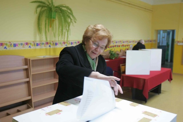 Małgorzata Mańka-Szulik w czasie wyborów w listopadzie 2011 r.