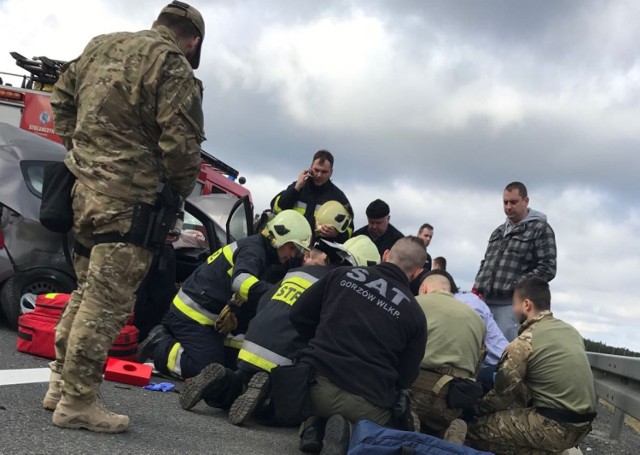 Antyterroryści z Gorzowa pomagali ratować ofiarę wypadku drogowego na trasie S3 na wysokości Trzebiszewa.