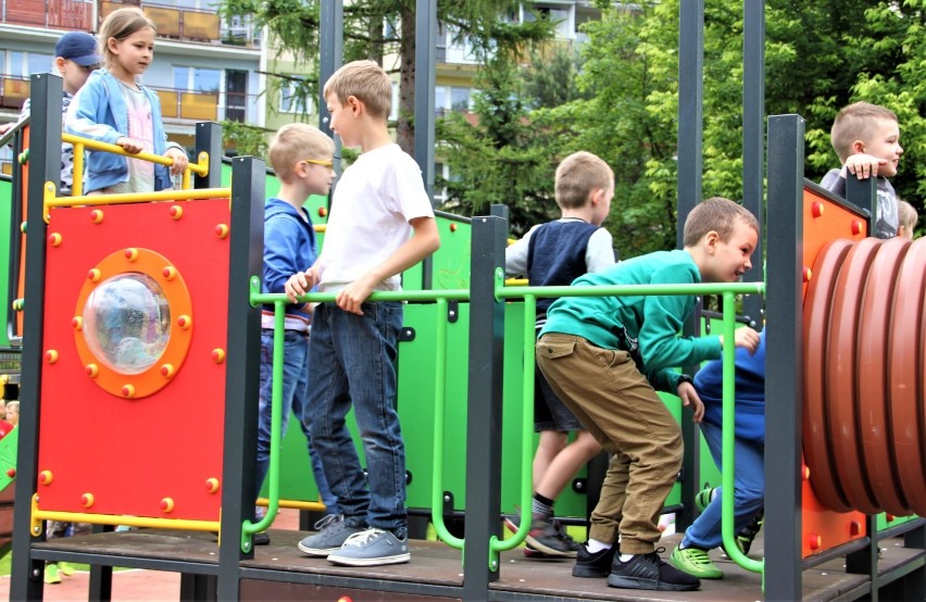 Nowy Sącz. Otwarto nowoczesny i bezpieczny plac zabaw przy ul. I Brygady. Dzieci czeka moc atrakcji