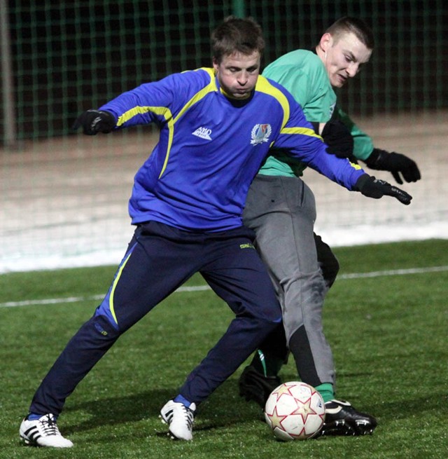 Polski Związek Piłki Nożnej ukarał Marcina Popławskiego (w niebieskim dresie) półroczną dyskwalifikacją.