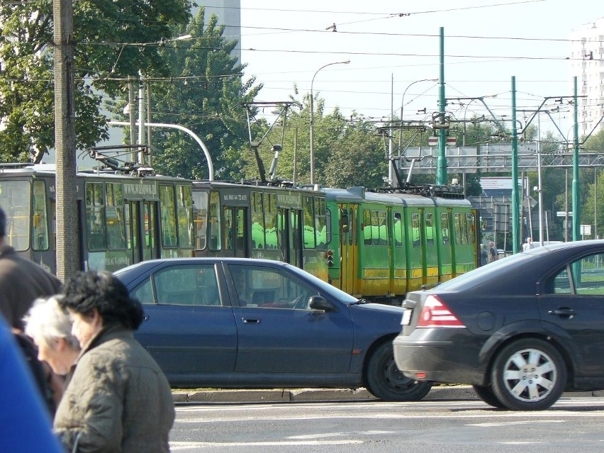 MPK: Sznur tramwajów po chwilowej przerwie w ruchu na Rondzie Rataje