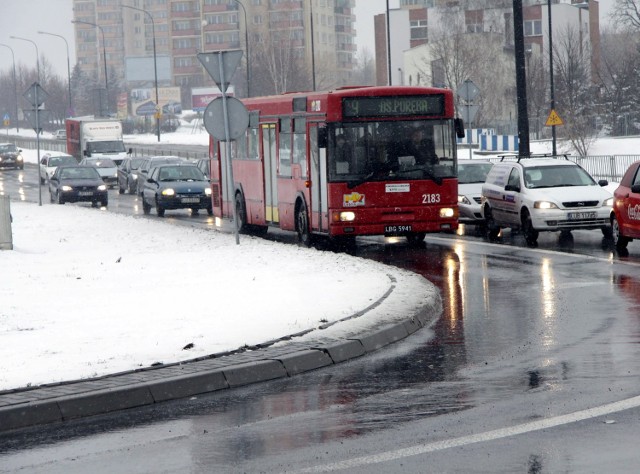 Przy rondzie u zbiegu Jana Pawła II i Armii Krajowej pojawią się dwa nowe pasy ruchu