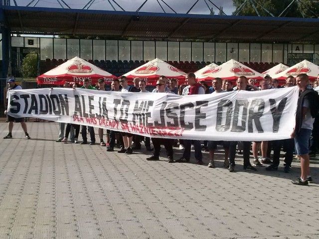 Kibice demonstrowali swoje niezadowolenie z polityki władz miasta podczas Dni Wodzisławia Śl.