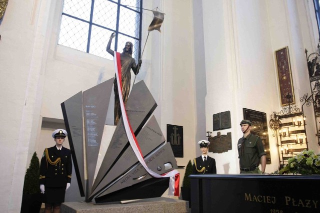 W bazylice Mariackiej znajduje się monument lu czci ofiar smoleńskiej katastrofy