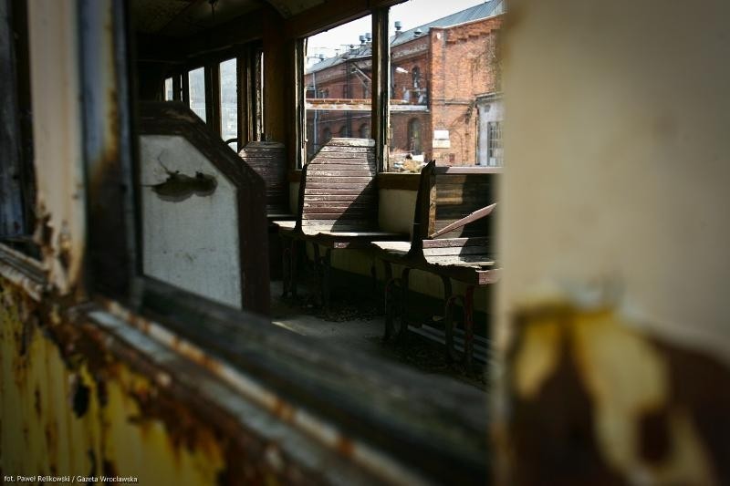 Cmentarzysko tramwajów we Wrocławiu. Zobacz jak niszczeją zabytki (ZDJĘCIA)