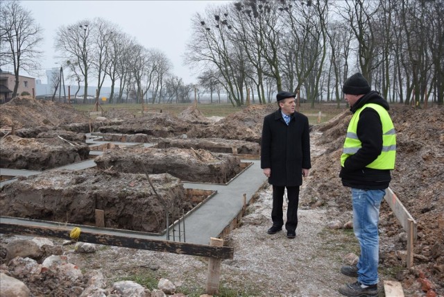 Starosta włocławski Kazimierz Kaca na placu bodowy domów dla dzieci