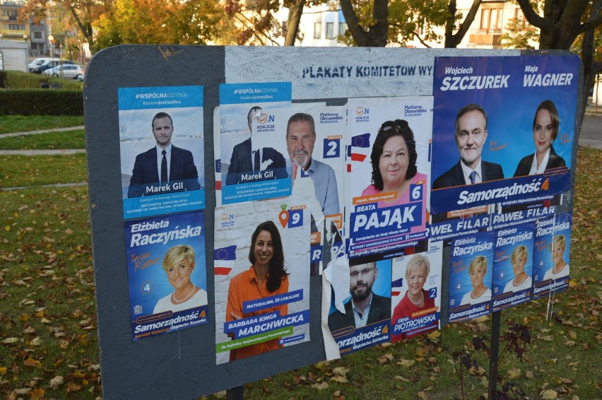 Plakaty kandydata Koalicji Obywatelskiej zaklejone afiszami...