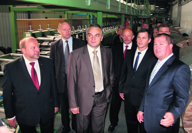 Właściciel sądeckiej firmy Wiśniowski (z prawej) oprowadza po firmie wicepremiera Pawlaka