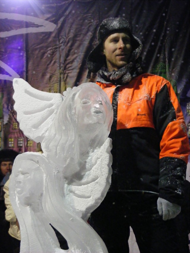 Polak Michał Mizuła oraz  Rosjanin Władimir Zhikhartsev walczyli w finale sobotniego konkursu rzeźby lodowej.