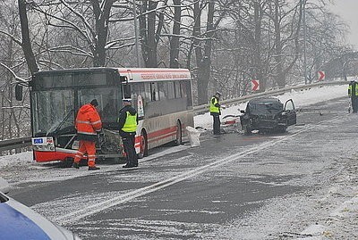 Wypadek autobusu w Jastrzębiu-Zdroju. 5 osób rannych [ZDJĘCIA]