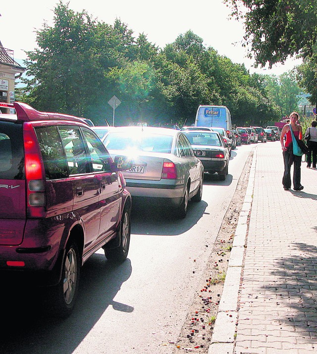 Sznur samochodów bardzo często blokuje ulicę Nowotarską, gdzie jest zjazd do szpitala