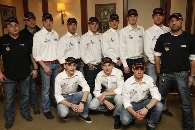 WTS 2012. Stoją od lewej: menedżer Baron, Krzywdziński (mechanik), Jędrzejak, Ułamek, Woffinden, Lindgren, Andersson, Klindt i uśmiechnięty trener Skrzypek. Klęczą Malitowski, Kociemba oraz Gradka. Gotowi do walki