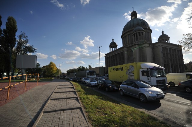 Przy Rondzie Solidarności tworzą się korki