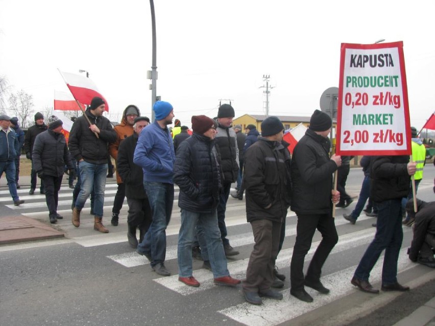 Protest rolników w Ociążu. Utrudnienia na drodze krajowej nr 25 Kalisz-Ostrów [FOTO]