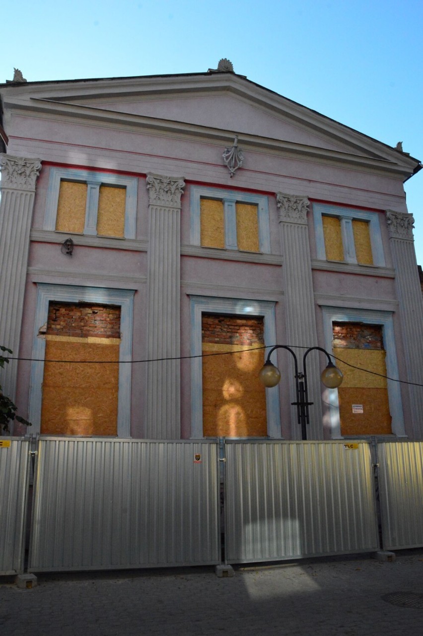Przebudowa dawnego kina Tęcza w Kwidzynie. Czy wykonawca zejdzie z placu budowy? Mamy odpowiedź burmistrza