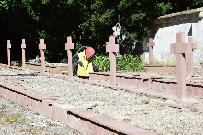 Mogiły na cmentarzu wojennym przy ulicy Mickiewicza przed...