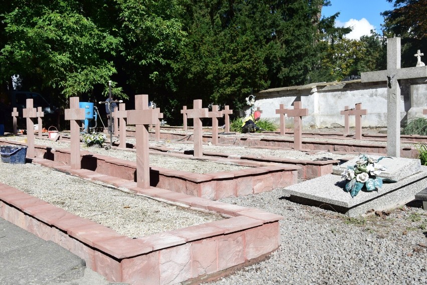 Na cmentarzu wojennym przy ulicy Mickiewicza w Sandomierzu odnowiono nagrobki. Zobacz zdjęcia