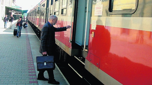 Podróż pociągiem była do tej pory wygodnym i szybkim sposobem dotarcia z Tarnowa do Warszawy. Teraz będzie dużo trudniej