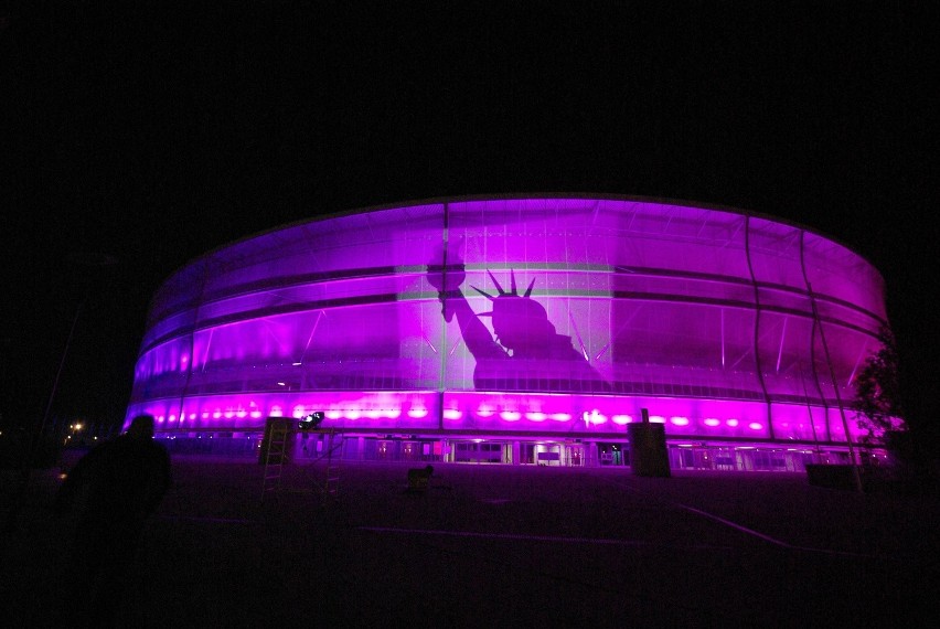 Zobacz jak może świecić wrocławski stadion. Robi wrażenie! (ZDJĘCIA)