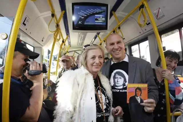 Na pierwszą przejażdżkę tramwajem przyjaciele Klenczona tłumnie stawili się z pamiątkami i w koszulkach z jego podobizną